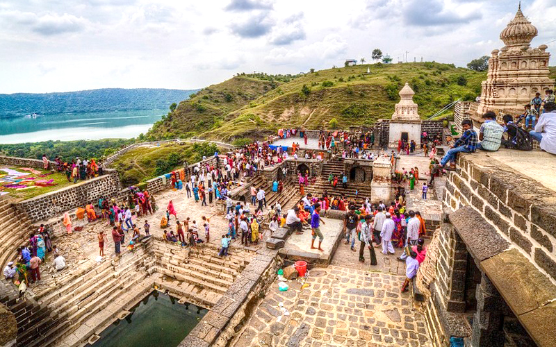 temple-at-lonar-lake