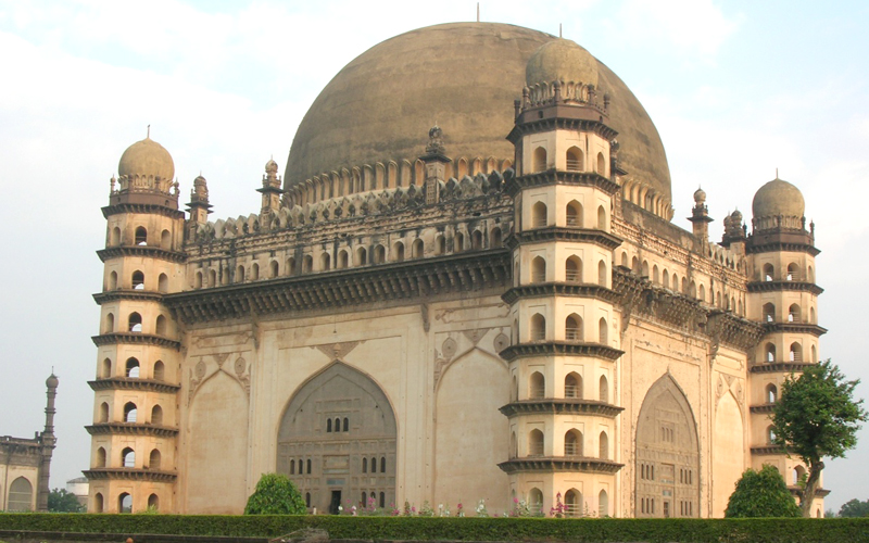 gol-gumbaz-bijapur-india