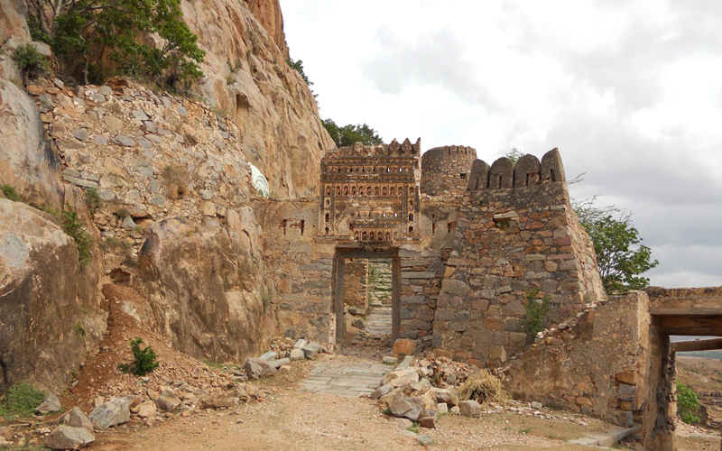 sariun-fort-india