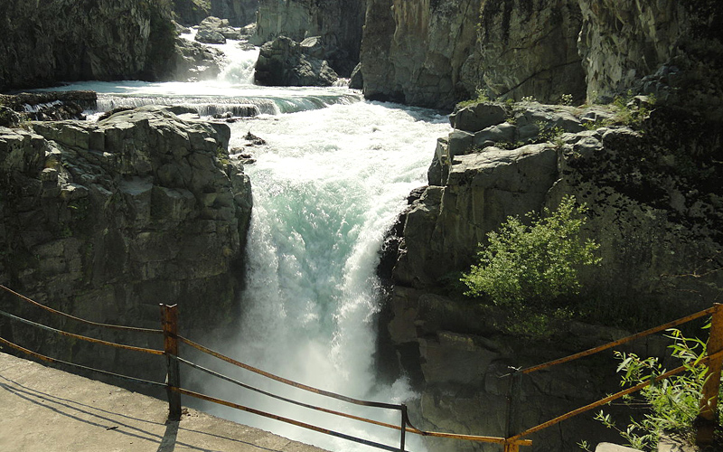 waterfall-of-aharbal-india