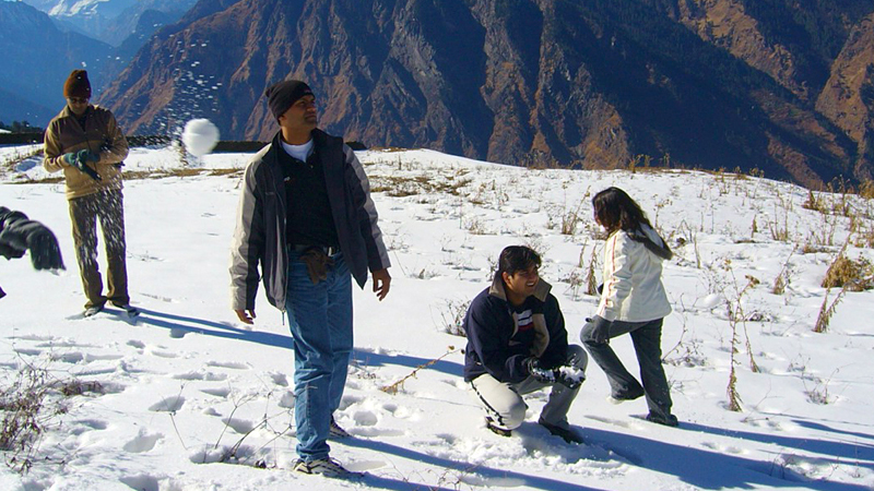 snow-trek-to-sattal-india